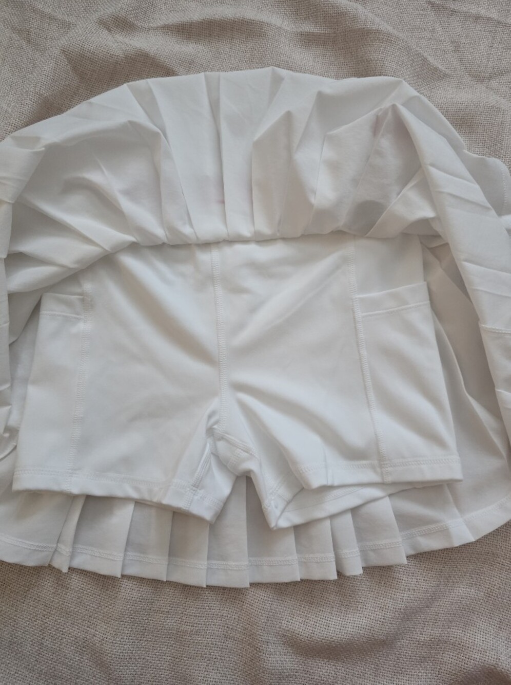 Reebok white tennis skirt features a classic pleated design with a pink accent - Picture 6 of 8